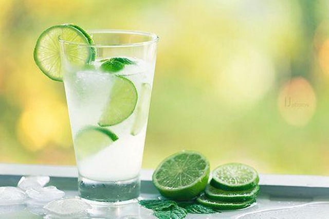 Nước chanh giàu vitamin C  giúp giải nhiệt ngày hè